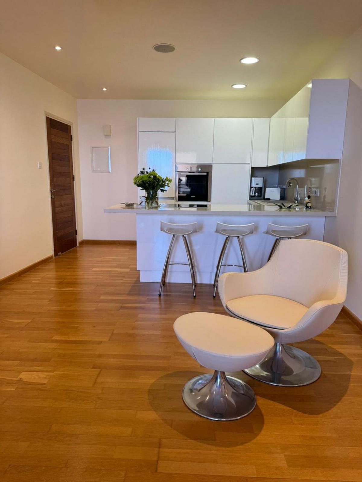 11 Suites - Golden Sunrise Suite Larnaca Rum bild