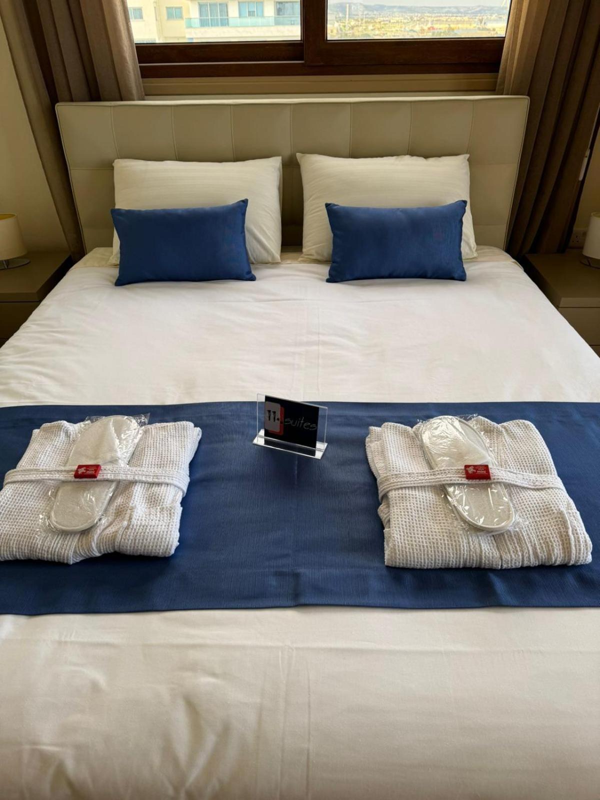 11 Suites - Golden Sunrise Suite Larnaca Rum bild